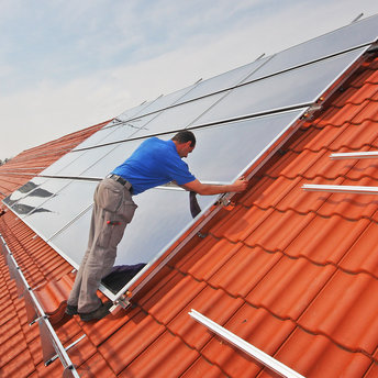 Montage von Solarpanel auf einem Hausdach